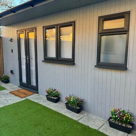 Cozy Cabin London Exterior photo